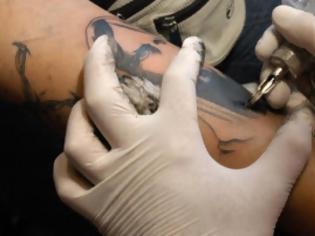 Φωτογραφία για Χαμός στο Facebook: Δείτε τι τατουάζ έκανε ένας Έλληνας!
