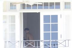 Παπαράτσι «έπιασε» την Rihanna γυμνή στο δωμάτιό της!
