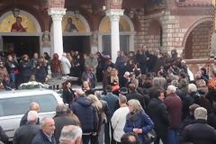 Οργή και θρήνος στην κηδεία της 34χρόνης. “Φταίει η δικαιοσύνη” λένε οι συγγενείς της!