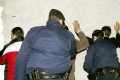 Αλβανοί κατσαπλιάδες είχαν ρημάξει τη Ναύπακτο...Για να διαφύγουν της σύλληψης απείλησαν κάτοικο με μαχαίρι για να του πάρουν το όχημα.