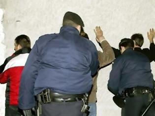 Φωτογραφία για Αλβανοί κατσαπλιάδες είχαν ρημάξει τη Ναύπακτο...Για να διαφύγουν της σύλληψης απείλησαν κάτοικο με μαχαίρι για να του πάρουν το όχημα.