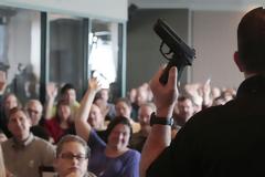 LAPD .Οι εκπαιδευτικοι μαθαίνουν να χρησιμοποιούν όπλα στο σχολείο ΕΙΚΟΝΕΣ