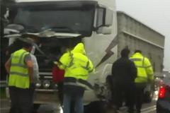 Κορίνθου - Πατρών: Σφοδρή σύγκρουση νταλίκας με Ι.Χ αυτοκίνητο στο ύψος του Αιγίου - Δείτε φωτο