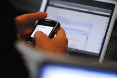 Έκλεψε το κινητό της και την εκβίαζε