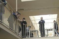ΕΚΡΗΚΤΙΚΟ ΚΛΙΜΑ ΣΤΙΣ ΦΥΛΑΚΕΣ ΤΡΙΚΑΛΩΝ ΜΕΤΑ ΤΗΝ ΚΑΤΑΓΓΕΛΙΑ ΚΡΑΤΟΥΜΕΝΟΥ ΟΤΙ ΤΟΝ ΒΙΑΣΑΝ ΚΑΙ ΤΟΝ ΞΥΛΟΚΟΠΗΣΑΝ.
