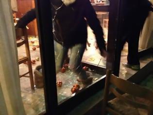 Φωτογραφία για ΑΓΡΙΝΙΟ: Αντιεξουσιαστές με κράνη έσπασαν μαγαζί και υπήρχαν μικρά παιδιά μέσα!..(Φώτο + Βίντεο)