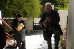 Ζευγάρι ηλικιωμένων είπε τα κάλαντα για να πληρώσει τη ΔΕΗ
