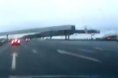 VIDEO - ΣΟΚ: Η στιγμή της πτώσης του ρωσικού αεροπλάνου
