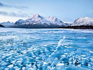 Φωτογραφία για Σπάνιο θέαμα με παγωμένες φυσαλίδες σε λίμνη!
