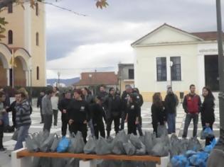 Φωτογραφία για Αγρίνιο: Τα μοίρασε τελικά τα τρόφιμα η Χρυσή Αυγή - Δείτε φωτο-βίντεο