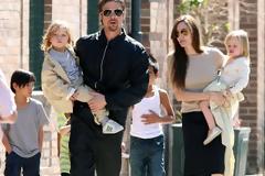 Brad Pitt και Angelina Jolie διακοπές με τα παιδιά και 12… νταντάδες!