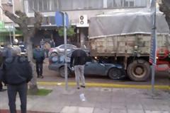 Αυτοκίνητο σφηνώθηκε κάτω από φορτηγό
