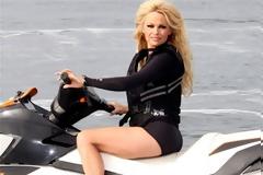 H sexy Pamela ... δαμάζει τα κύματα (pics)