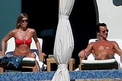 Κόκκινο ο Άγιος Βασίλης και το μαγιό της Jennifer Aniston στο Μεξικό