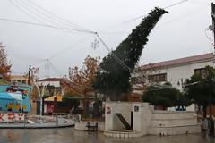 Δεν άντεξε το Χριστουγεννιάτικο Δέντρο Αλμυρού