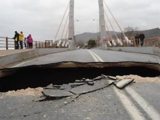 Φωτογραφία για Τρύπησε η γέφυρα Καλατράβα από τους ισχυρούς ανέμους