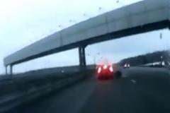 Βίντεο-Σοκ: Συντρίμμια αεροπλάνου χτυπούν αυτοκίνητο στη Ρωσία