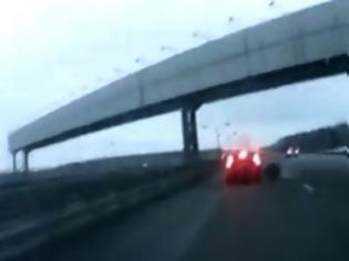 Φωτογραφία για Βίντεο-Σοκ: Συντρίμμια αεροπλάνου χτυπούν αυτοκίνητο στη Ρωσία