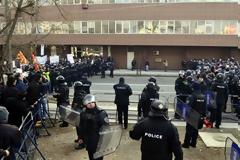 ΠΓΔΜ: Διαδήλωση μπροστά από τα κεντρικά του κυβερνώντος κόμματος του Ν.Γκρούεφσκι