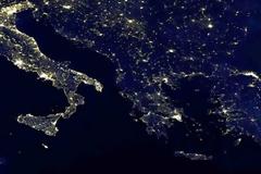 Εκπληκτική φωτογραφία από τη Nasa: Η μισή Ευρώπη φωτισμένη