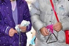 Έλεγαν τα κάλαντα αλλά... τσέπωνε τα χρήματα η μητέρα τους!