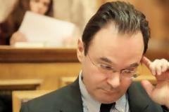 Ο Πάσχος Μανδραβέλης δεν βρίσκει λέξη για το σκάνδαλο του Παπακωνσταντίνου και μιλά για 