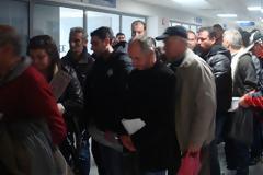Πανζουρλισμός στη Δ.Ο.Υ. Ξάνθης για την κατάθεση πινακίδων. Πατείς με πατώ σε περιμένοντας στην ουρά!