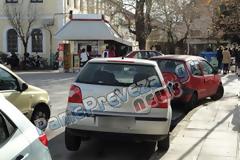 Πρέβεζα: Το παρκάρισμα του 2012 - Με την μια ρόδα στον... αέρα