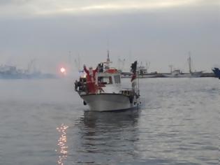 Φωτογραφία για Θεσσαλονίκη: Ο Άγιος Βασίλης έφερε τα δώρα με καϊκι - Δείτε το βίντεο!