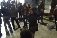 ΠΡΙΝ ΛΙΓΟ: Αυθόρμητες στιγμές στο Σύνταγμα...