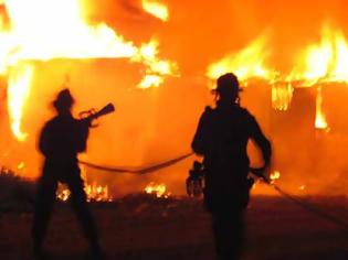 Φωτογραφία για Διώροφη κατοικία στο Μενίδι τυλίχτηκε στις φλόγες