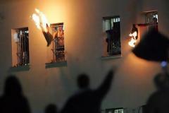 Πρωτοχρονιά έξω από τις φυλακές Κορυδαλλού έκαναν οι αντιεξουσιαστές.