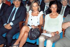Με πλούσια καριέρα οι δύο εξαδέλφες του Παπακωνσταντίνου.