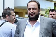 Επιστρέφει και τα βάζει σε μία σειρά