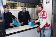 Η ΕΛ.ΑΣ..που δεν έχει ούτε για βενζίνα στα περιπολικά..από το υστέρημα τους πρόσφεραν φαγητό σε άπορους..Τα κόμματα..ΠΟΤΕ?