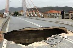 Έρευνα για την κατάρρευση γέφυρας στη Λάρισα