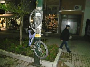 Φωτογραφία για Κλείδωσε το ποδήλατο κατακόρυφα στη κολόνα φωτισμού στα Τρίκαλα