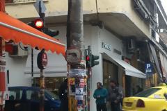 Μεγάλος κίνδυνος για ατυχήματα από τα κρυμμένα φανάρια στο Κερατσίνι, προειδοποιεί αναγνώστης
