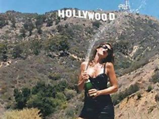 Φωτογραφία για Η Cindy Crawford λούζεται με σαμπάνια… με φόντο το Hollywood