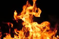 Λούστηκε με βενζίνη και έβαλε φωτιά για να αυτοκτονήσει