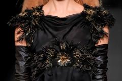 Απογειώστε το look σας με το feathered στυλ