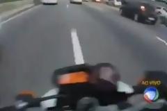 Τρελός οδηγός σε τρελή βόλτα με την μηχανή… [video]