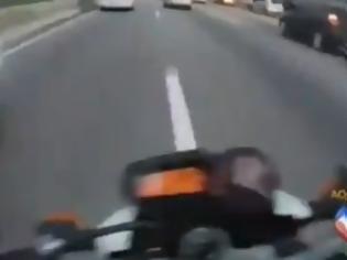 Φωτογραφία για Τρελός οδηγός σε τρελή βόλτα με την μηχανή… [video]