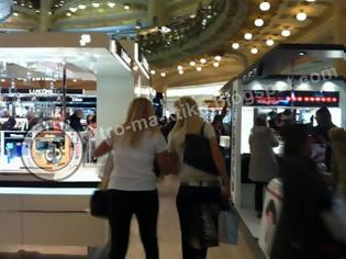 Φωτογραφία για Συλλάβαμε την Ελένη Μενεγάκη στο Παρίσι να κάνει ατελείωτο shopping therapy!