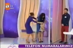 Μεσαίωνας στη Τουρκία! Παρουσιάστρια, σκέπασε με μαντήλα τα ...γόνατα καλεσμένης της!