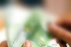 Να μην ξεπερνά τα 100 ευρώ η δόση στην εφορία