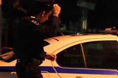 Αυτή διασκέδαζε και ο… έξυπνος της έπαιρνε την τσάντα!