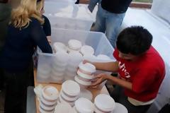 BBC: Πεινασμένοι στην Αθήνα κάνουν ουρές για ένα πιάτο φαΐ
