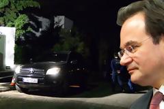 Με τα...χίλια ζόρια, έφτασε χτες βράδυ στην Αθήνα ο Παπακων/νου!