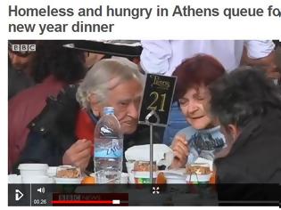 Φωτογραφία για Βίντεο - Σόκ απο το BBC: Άστεγοι και πεινασμένοι στην Αθήνα κάνουν ουρά για το πρωτοχρονιάτικο γεύμα